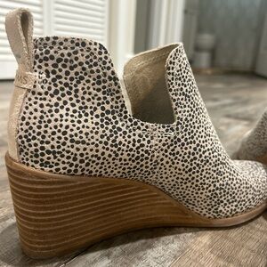 TOMS Women’s Kallie Wedge Boot-
Sz 9 cutout wedge bootie worn once